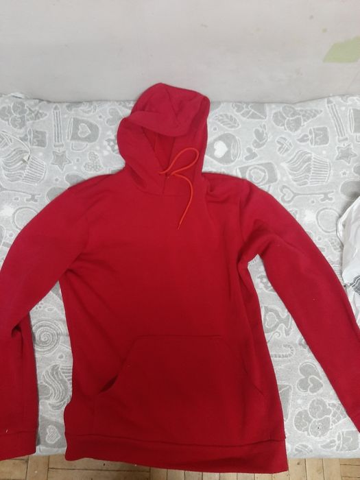 Кенгурушка червоного кольору розміру М