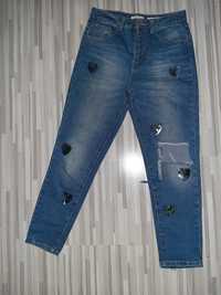 Jeansowe spodnie z serduszkami z cekin