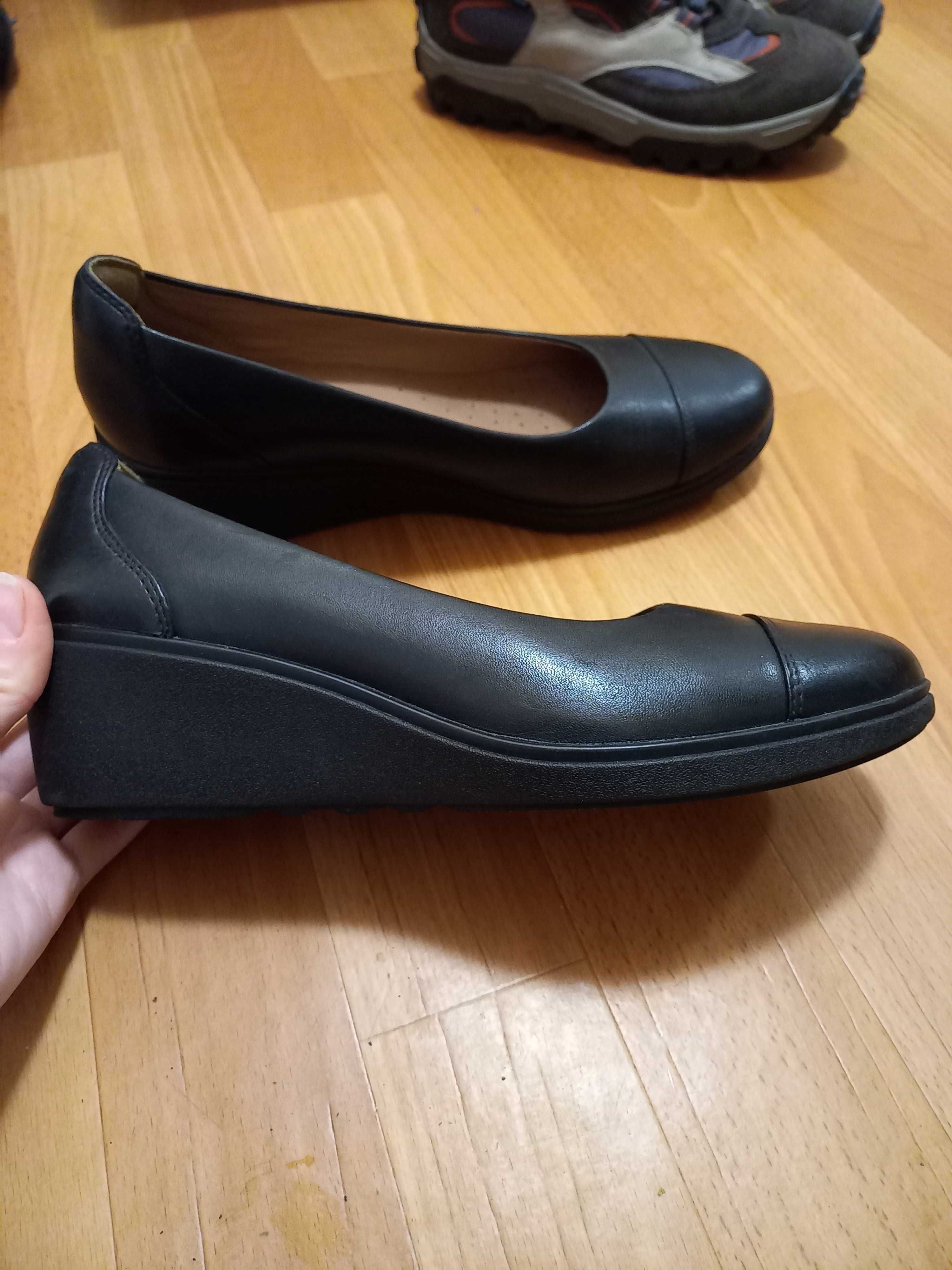 Продам зручні м'які ортопедичні шкіряні лодочки Clarks 37.5 р танкетка