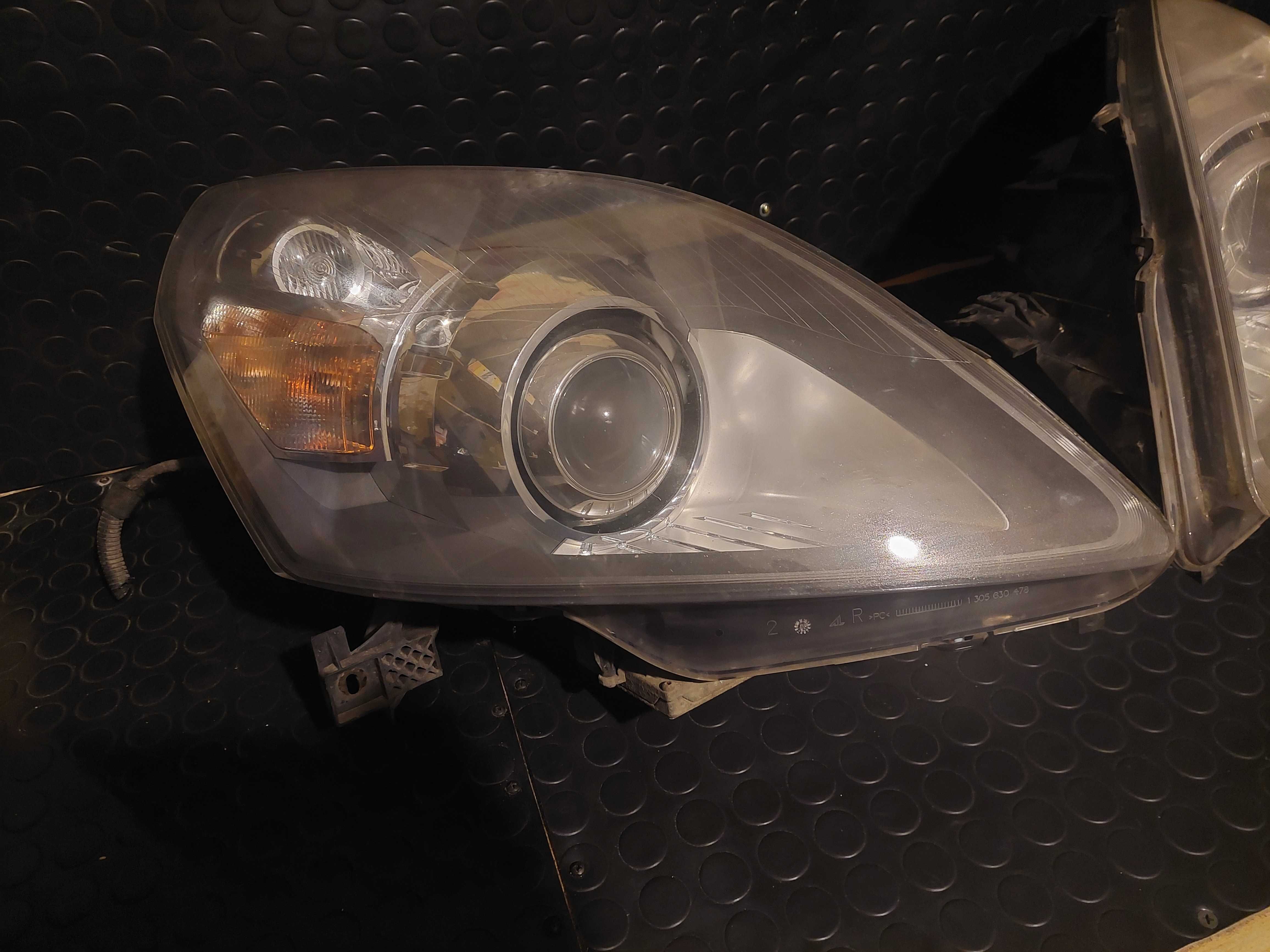 Lampy Bi-xenon Opel zafira b