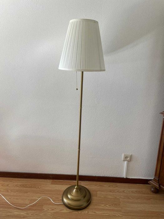 Vende-se Candeeiro de Pé