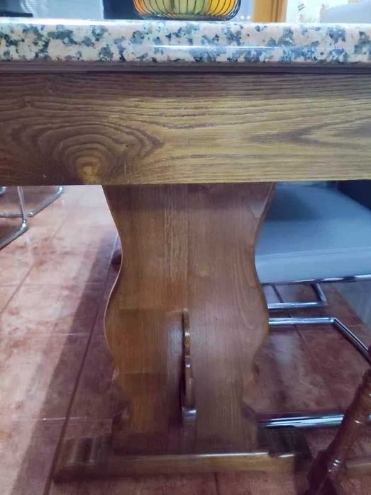 Mesa de Granito (Rosa) com Base em Castanho – Desmontável