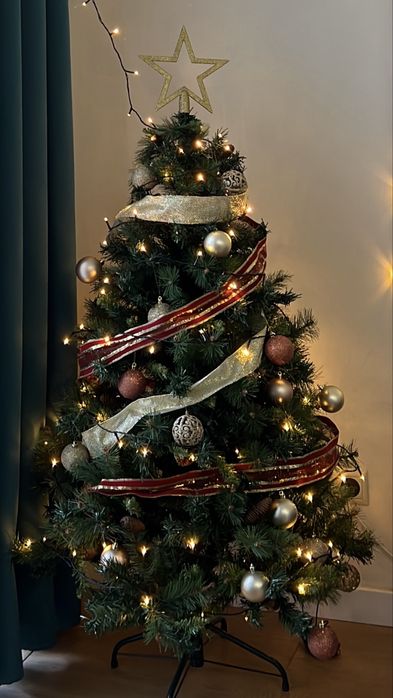 Árvore de Natal com enfeites