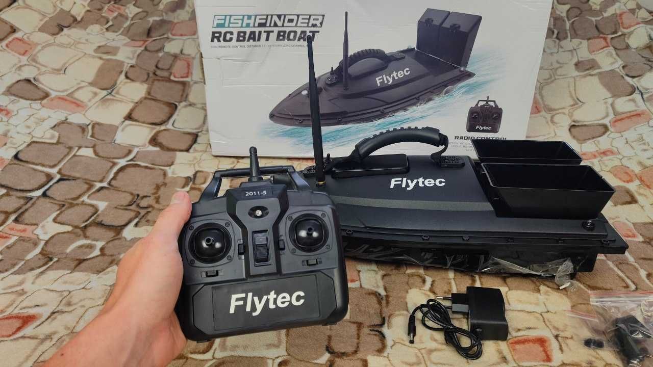 Кораблик на пульті для завозу прикормки рибалки Flytec 5200 mah