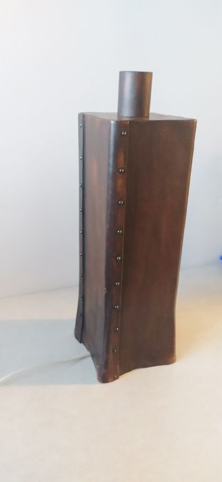 Lampa stojąca ze skóry