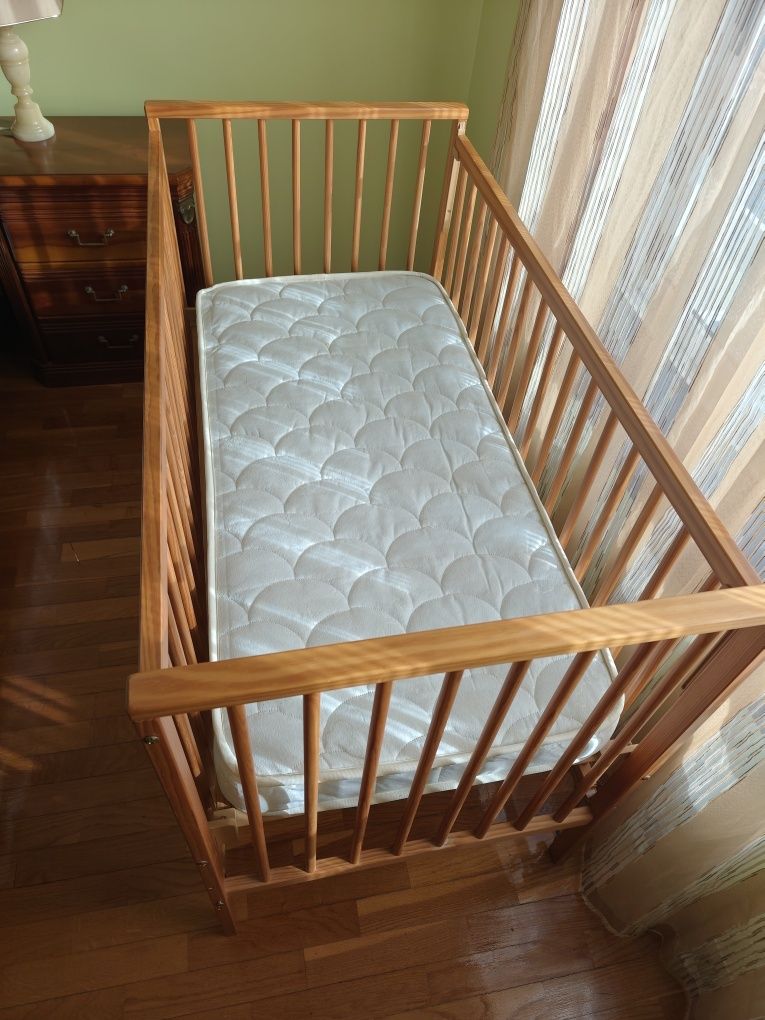 Cama de bebé com almofada