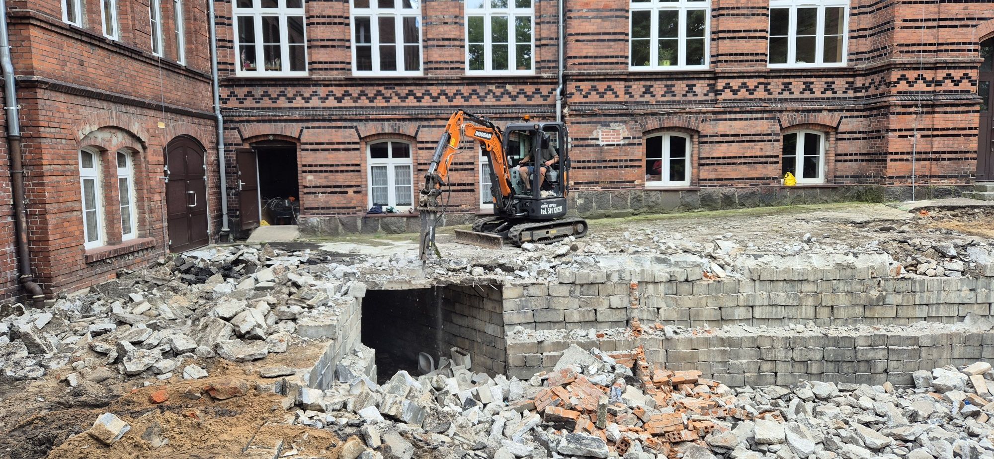Minikoparka 2,7 tony z operatorem i osprzętem – POGOTOWIE KOPARKOWE