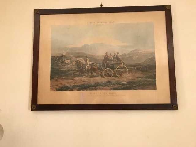 Gravuras antigas e candieiros.