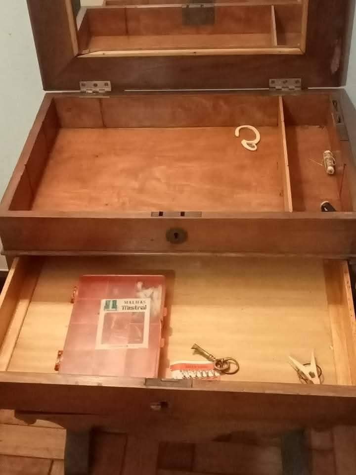 Costureirinha centenária para restauro