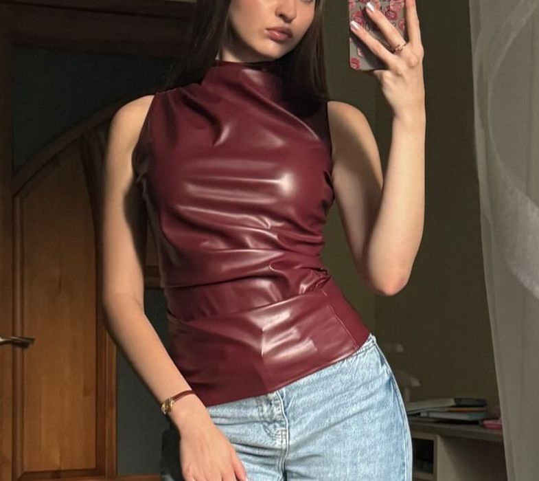 Топ з екошкіри у винному кольорі