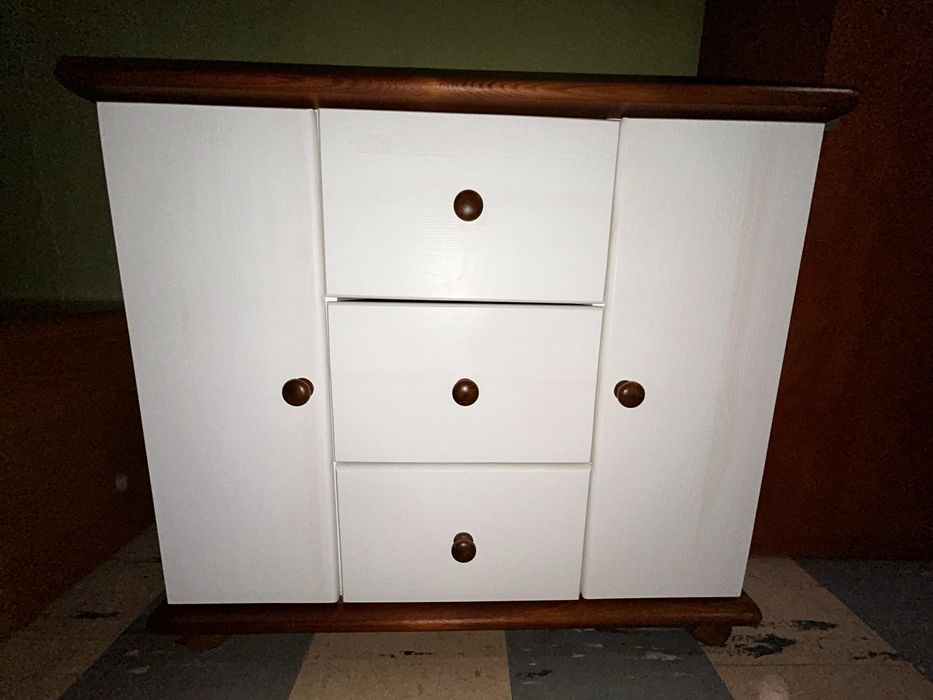 Drewniana szafka narożna