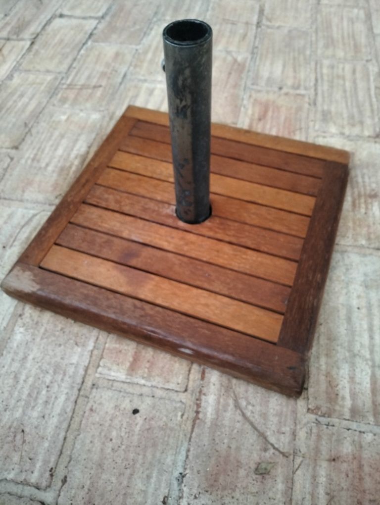 Base de chapéu em aço com cobertura em madeira