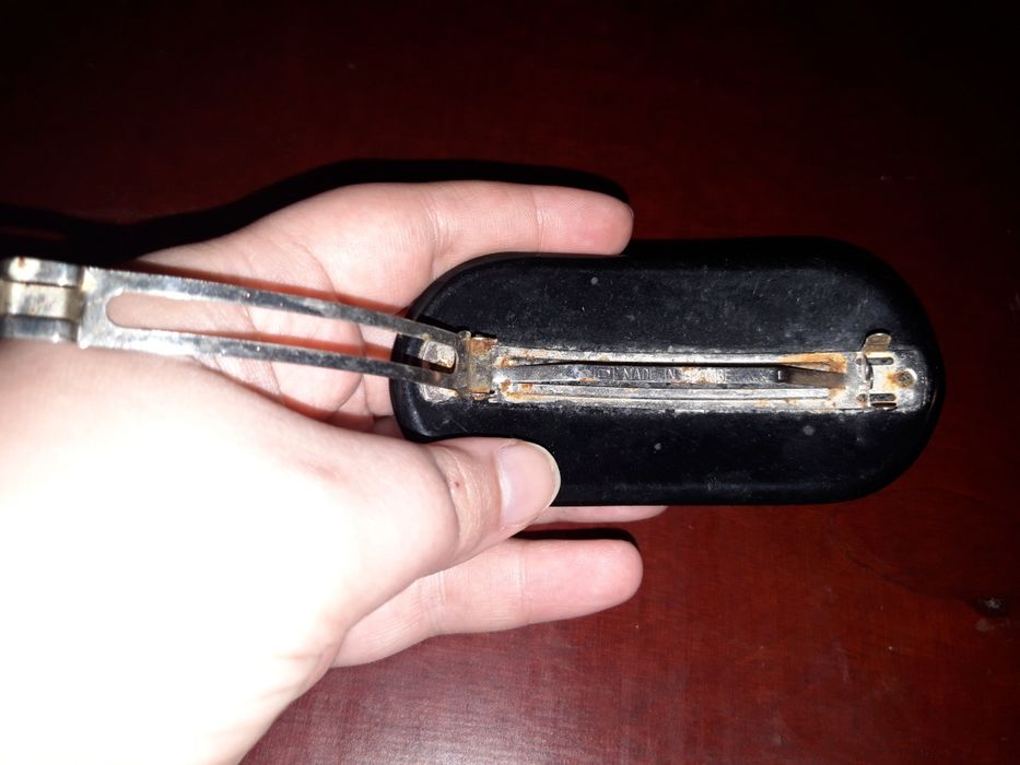 Заколка для волос серая с рисунком пластиковая серебрянная