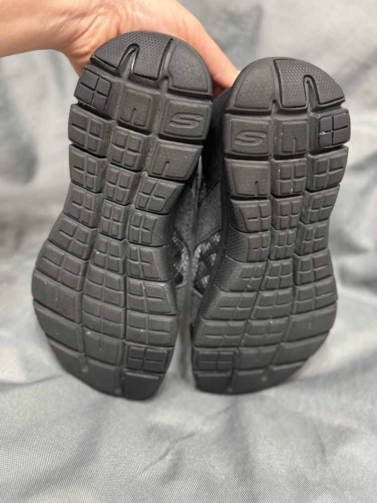 Кроссовки ТМ Skechers в отличном состоянии