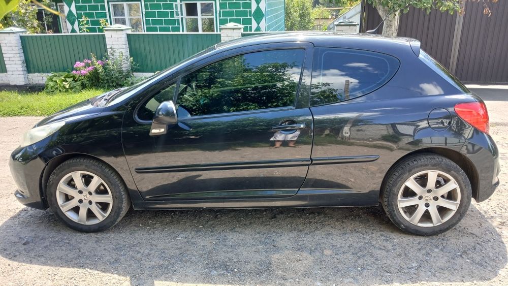 Пежо 207 2007 год 1.6 бензин в идеальном состояние