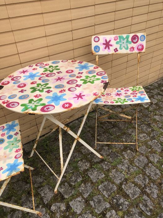 Mesa e 2 cadeiras de jardim em ferro com marcas do tempo  com marca py