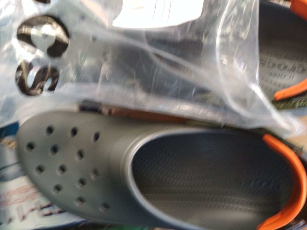 кроксы crocs новые. оригинал 
пожалуйста фотографии.