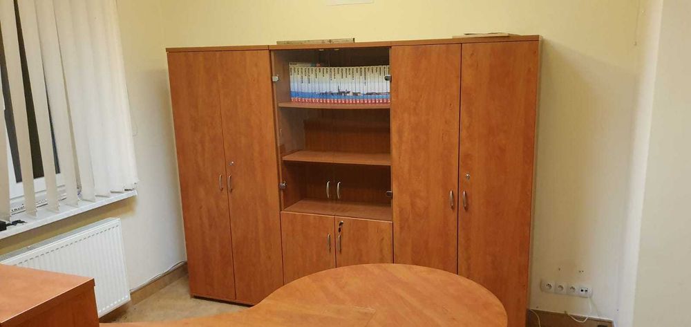 Sprzedam 3 szafy dwudrzwiowe biurowe zamykane i 3 regały biurowe