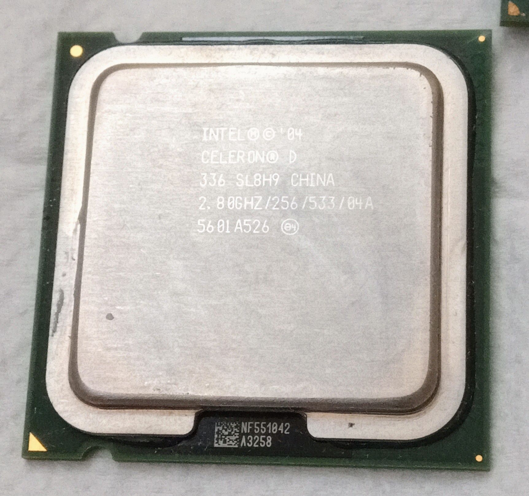 Processadores Intel Pentium 4 e AMD Athlon XP 2000+