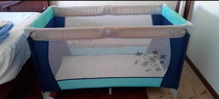 Cama de viagem azul
