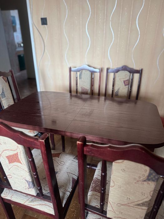 Stół rozkładany z krzesłami