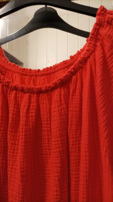 Sukienka damska muślinowa w kolorze koralowym.