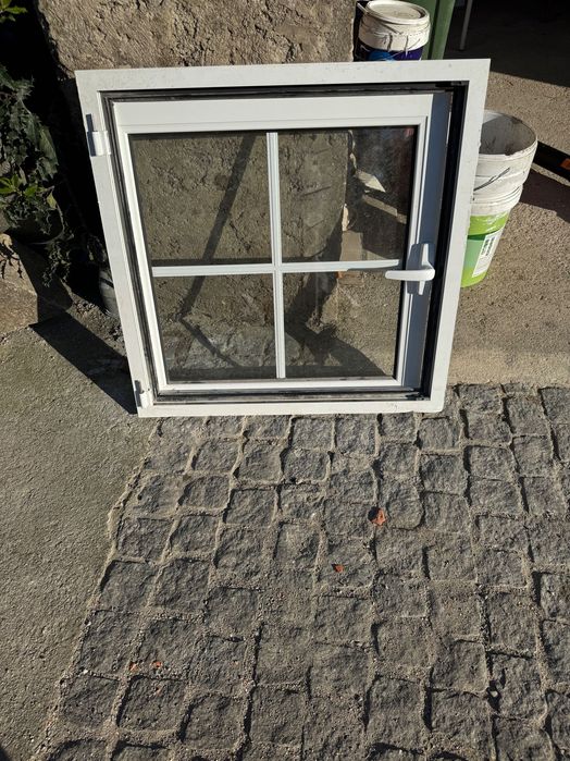 Janelas alumínio com vidro duplo R rotura térmica pequena.