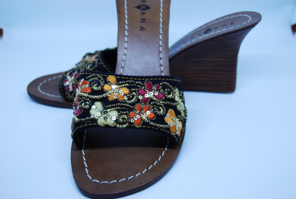 Sandálias Anabela bordadas n.38 novas.