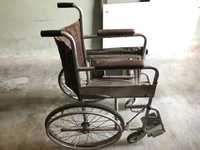 Cadeira de rodas antiga vintage