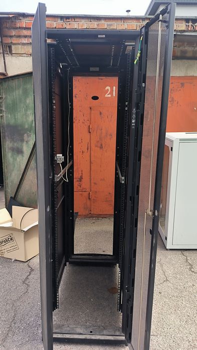 Шафа серверна APC AR3100