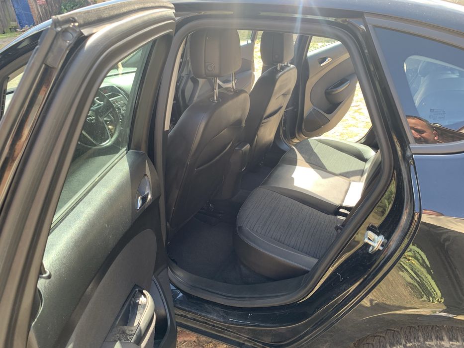 Opel astra sedan 2016- uszkodzony tył