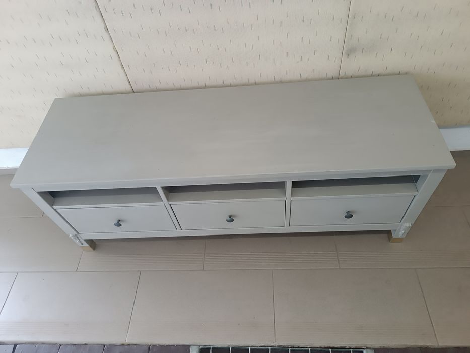 Komoda  pod tv .