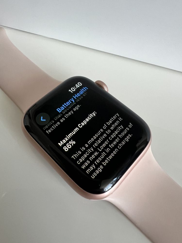 Apple Watch Series 4 GPS 44mm Gold Aluminum Pink Sand Sport Band
