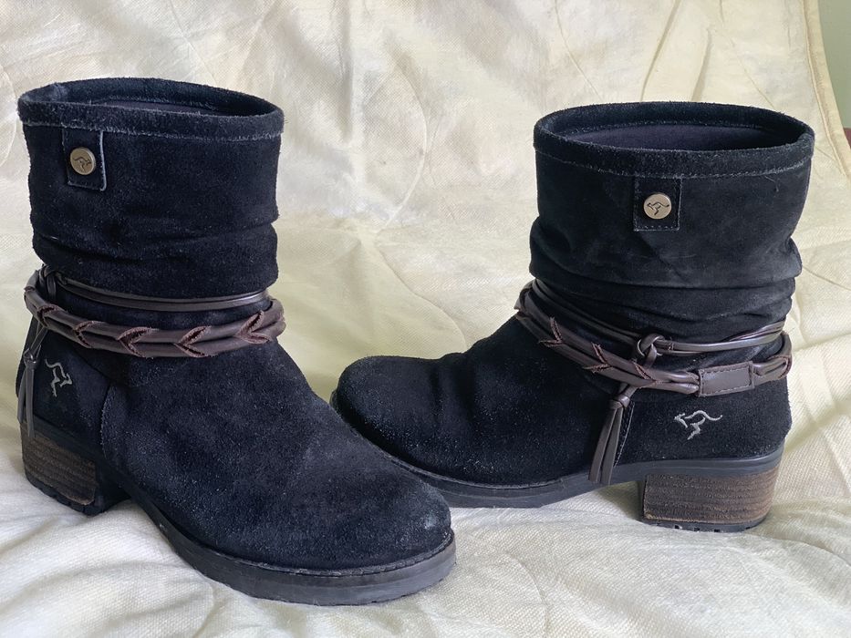 Botas Pretas de camurca salto baixo/médio