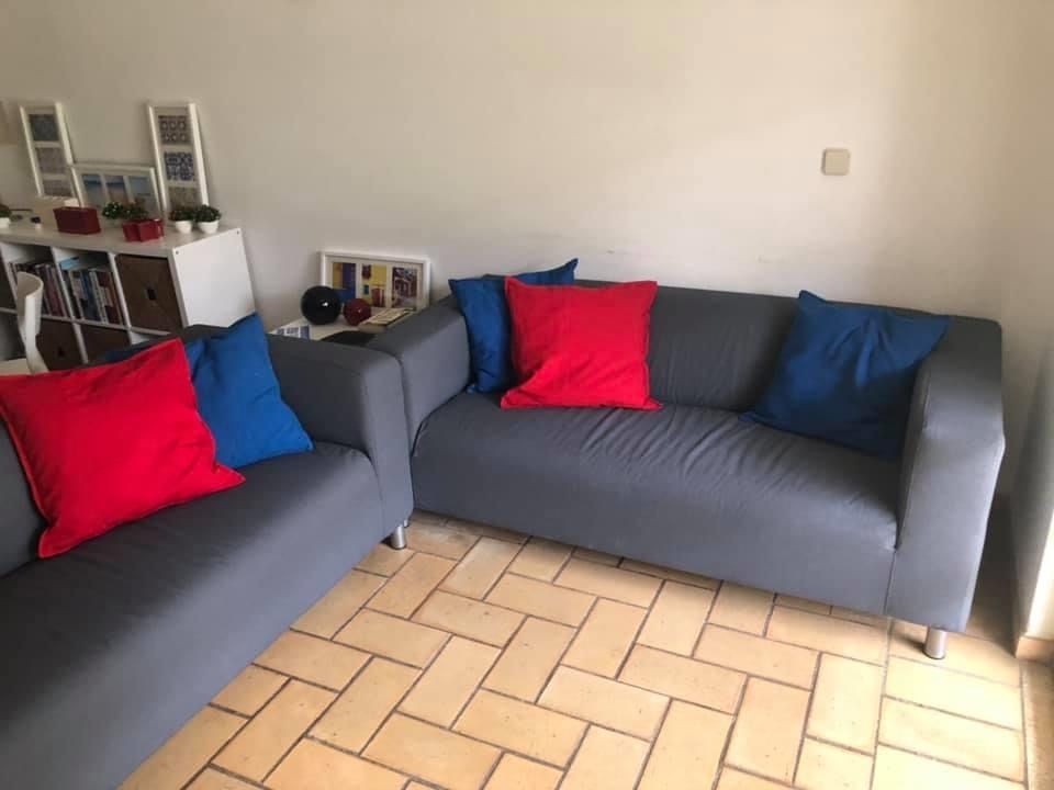 OFEREÇO dois sofás (a recolher no local).