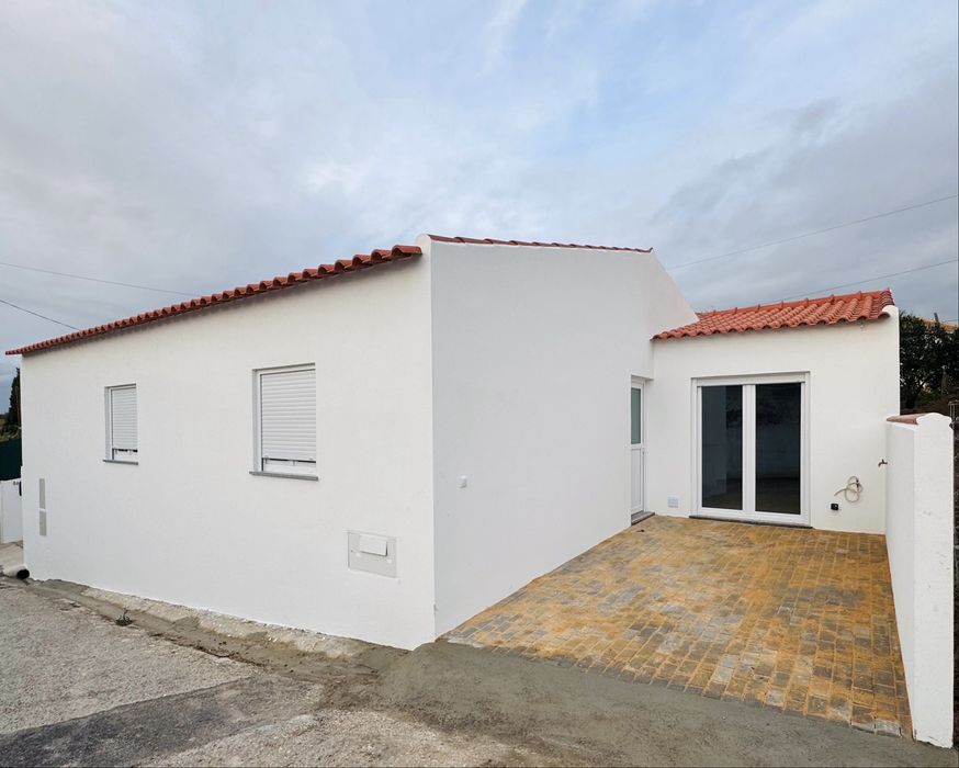 Moradia com expaço exterior ensolarado