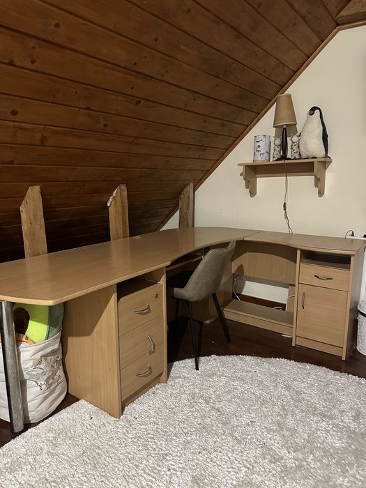 Стіл і шафа для офіса