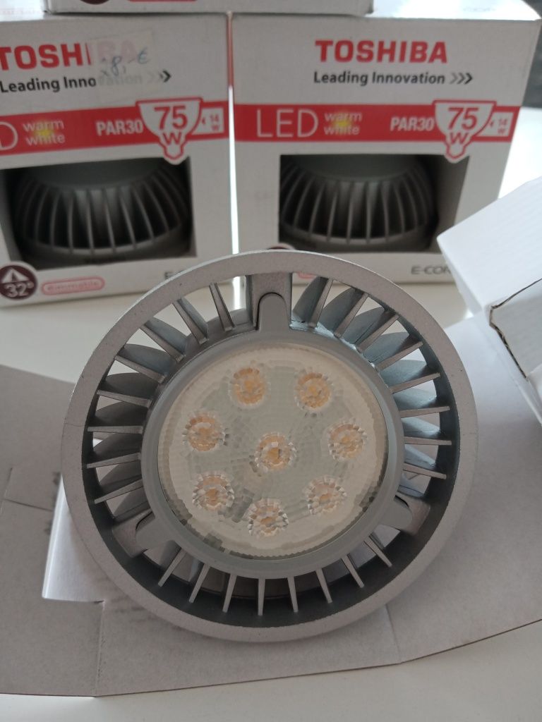 Żarówki żarówka Toshiba LED 16W Nowe