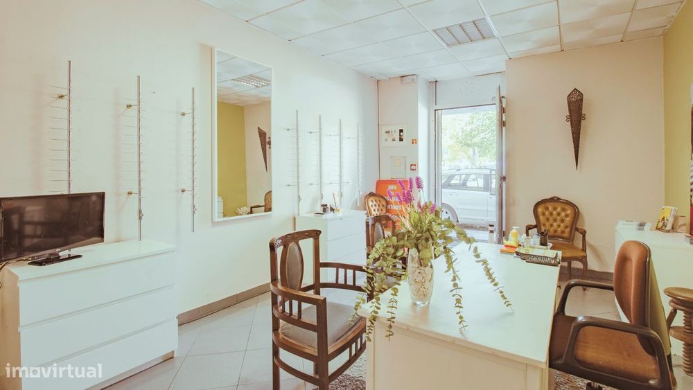 Espaço Comercial na principal Avenida de  Sobral de Monte Agraço