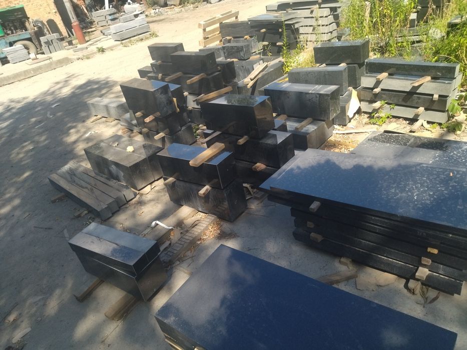 Деталі пам'ятників з габро