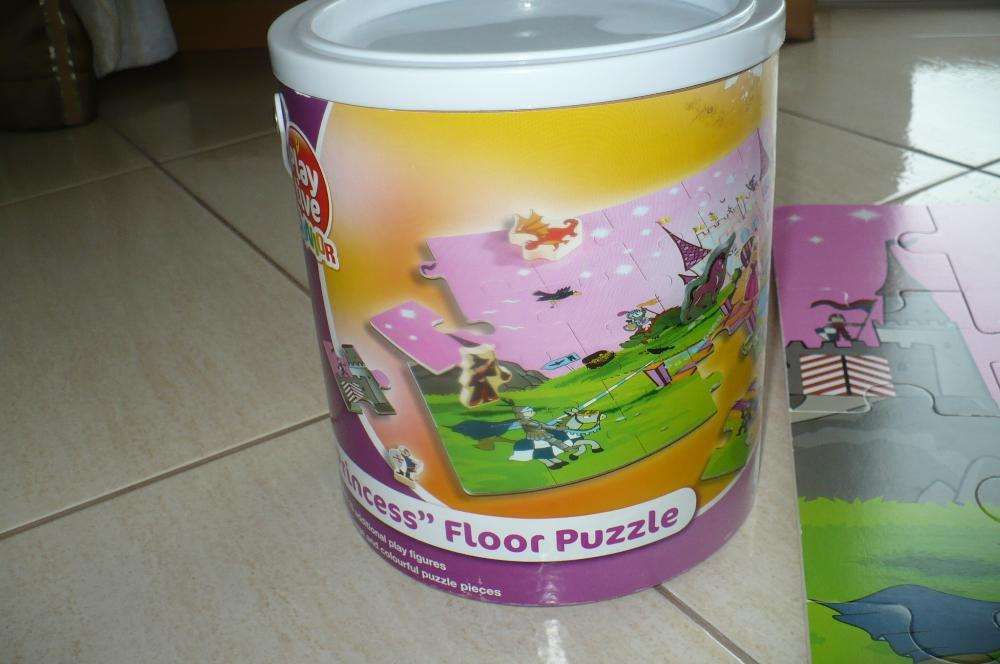Puzzle drewniane-nietypowe, duża plansza z figurkami.