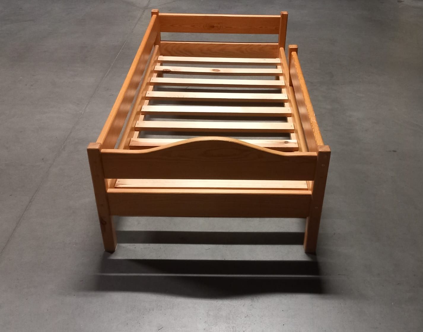 Drewniane łóżko dziecięce z materacem o wymiarach 160 cm x 80 cm