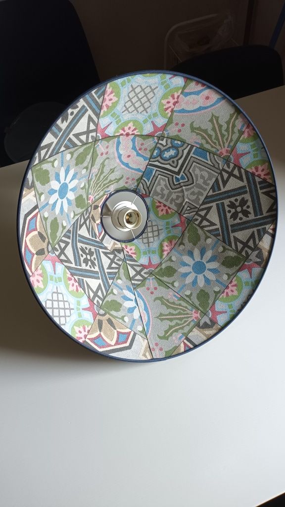 Kolorowa lampa sufitowa