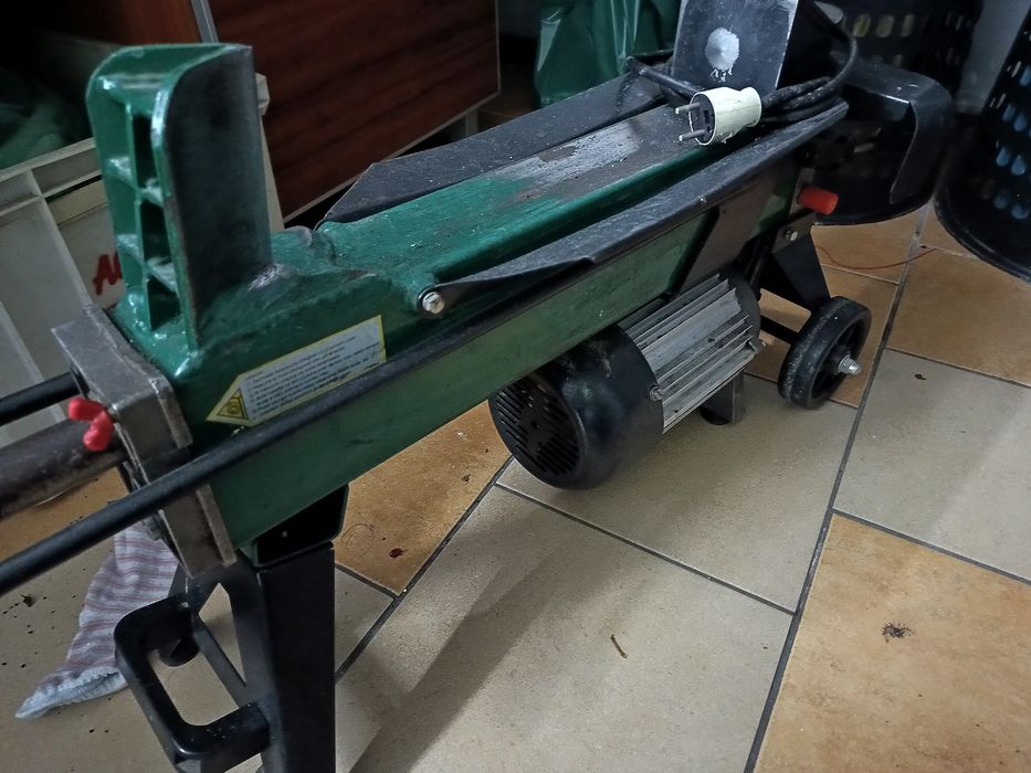 Łupiarka do drewna pozioma