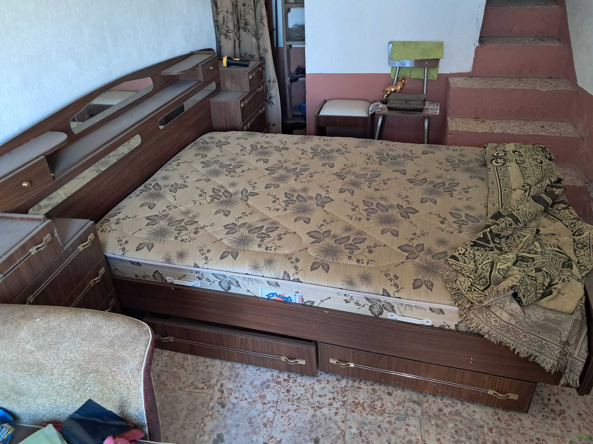 Cama com colchão (ainda embalado) e mesas de cabeceira