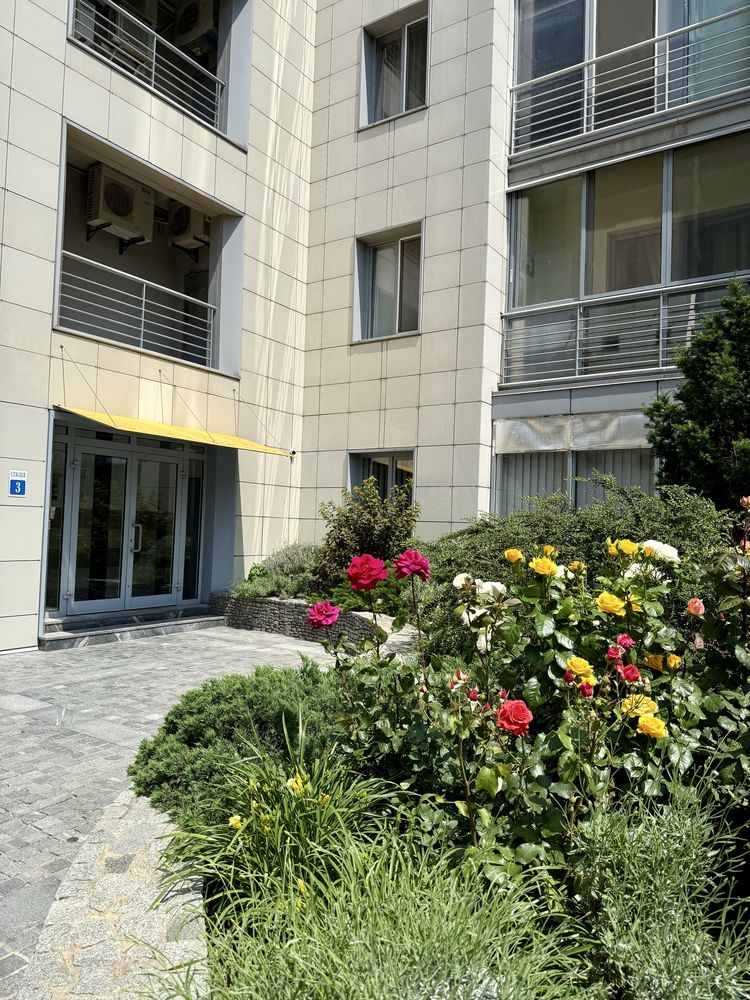 Продається велика квартира у центрі міста з видом на річку