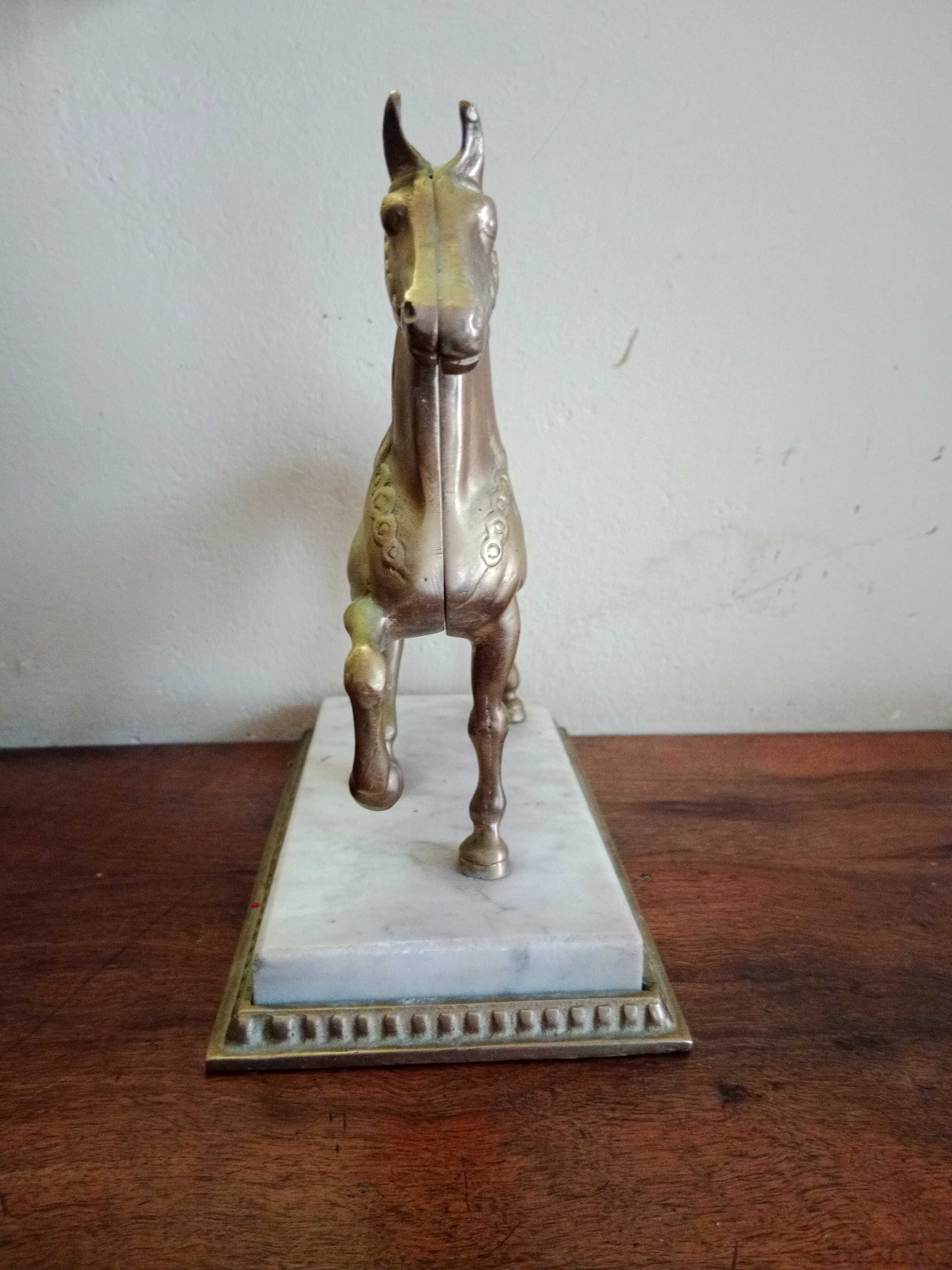 Figura Koń z mosiądzu na podstawie marmurowej
