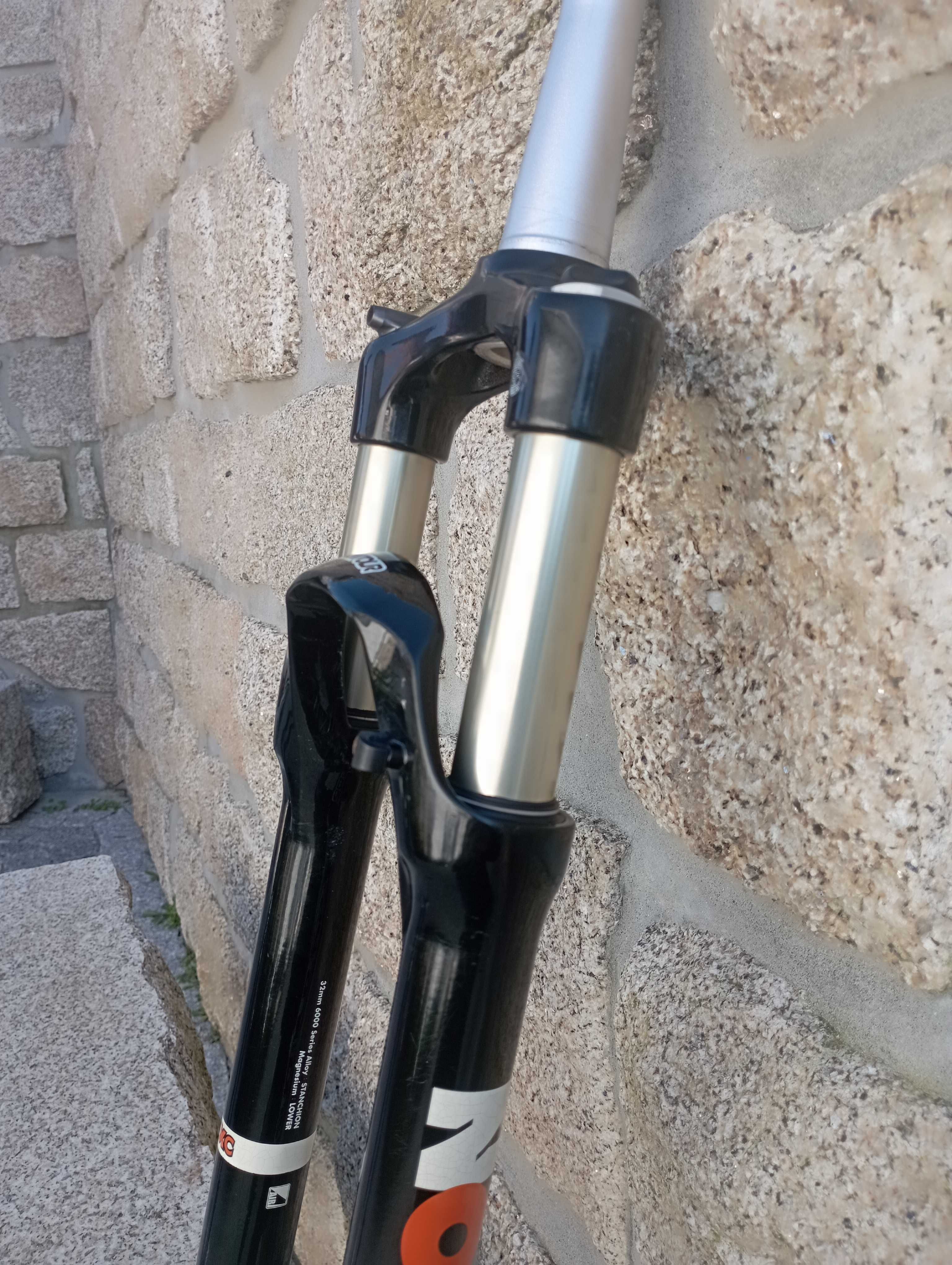 Suspensão SR Suntour Raidon