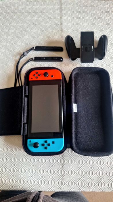 Nintendo Switch + Bolsa + 6 Jogos