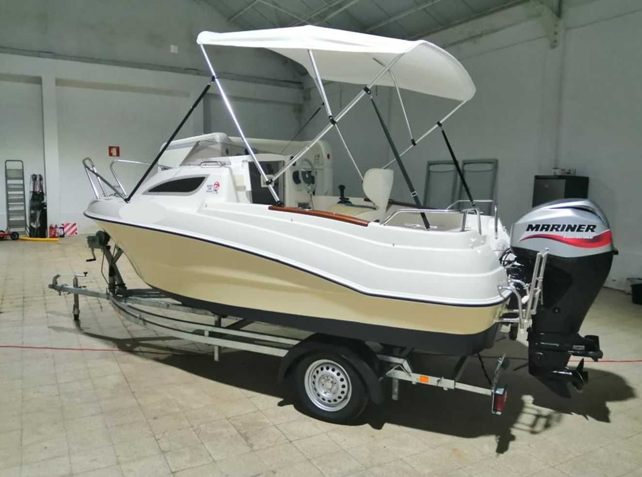 Barco Quicksilver Cabin 430 com Motor 40 HP